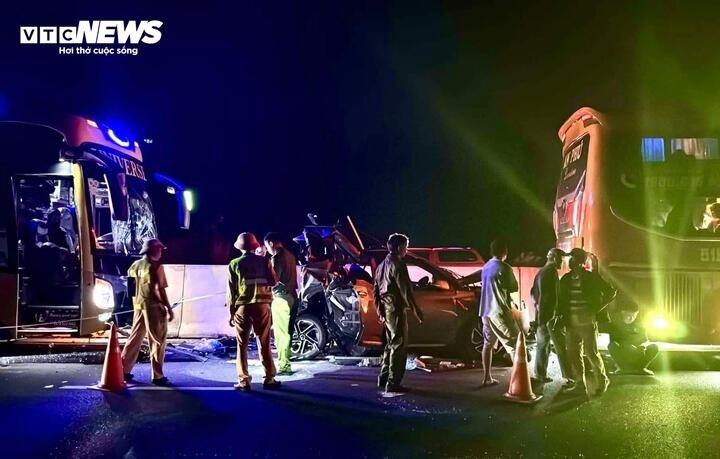 Ô tô con bẹp dúm sau va chạm với 2 xe khách trên cao tốc Phan Thiết - Dầu Giây